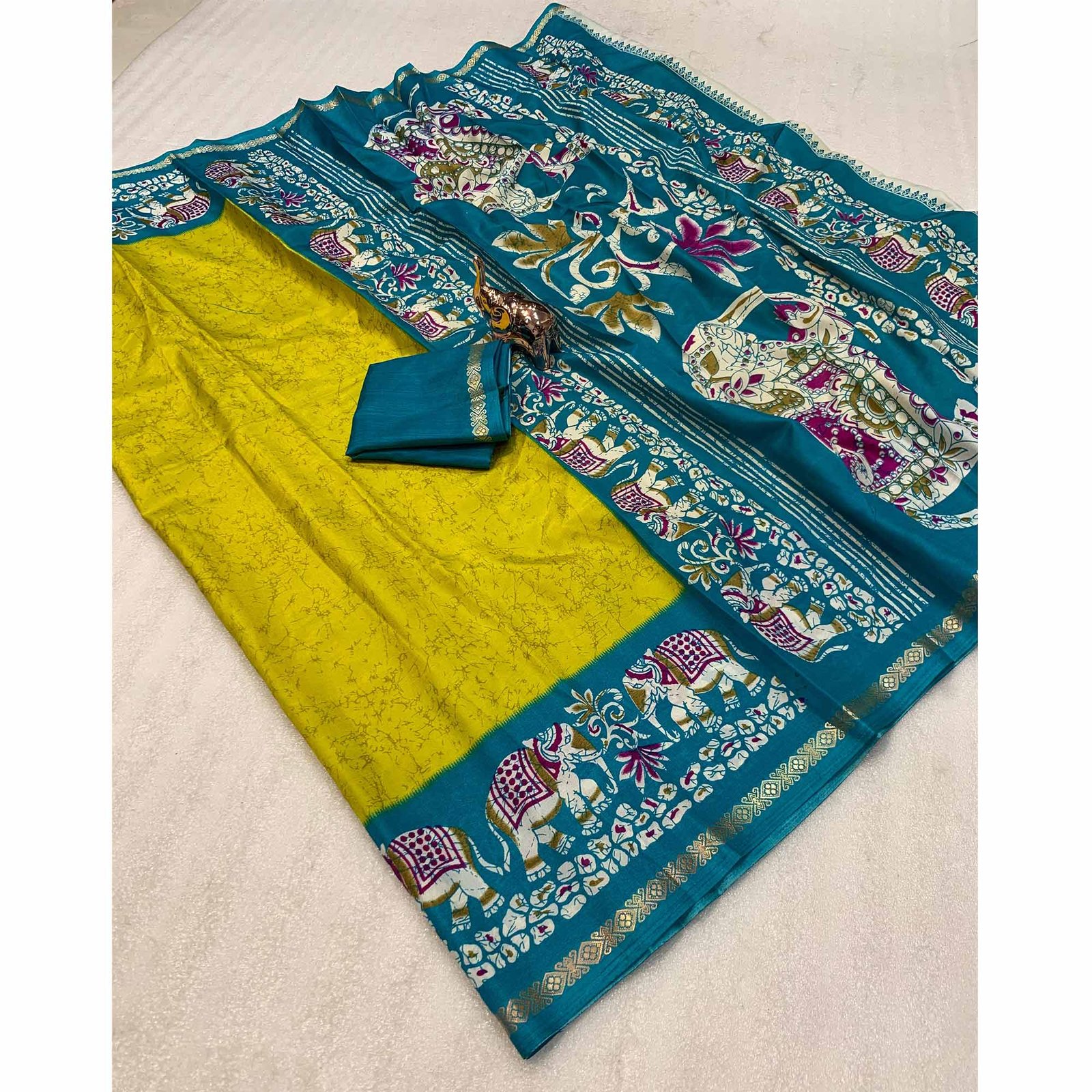 Lemon Green Dola Silk Saree With Abstract Patterns And Kalamkari Pallu Art - Image 3