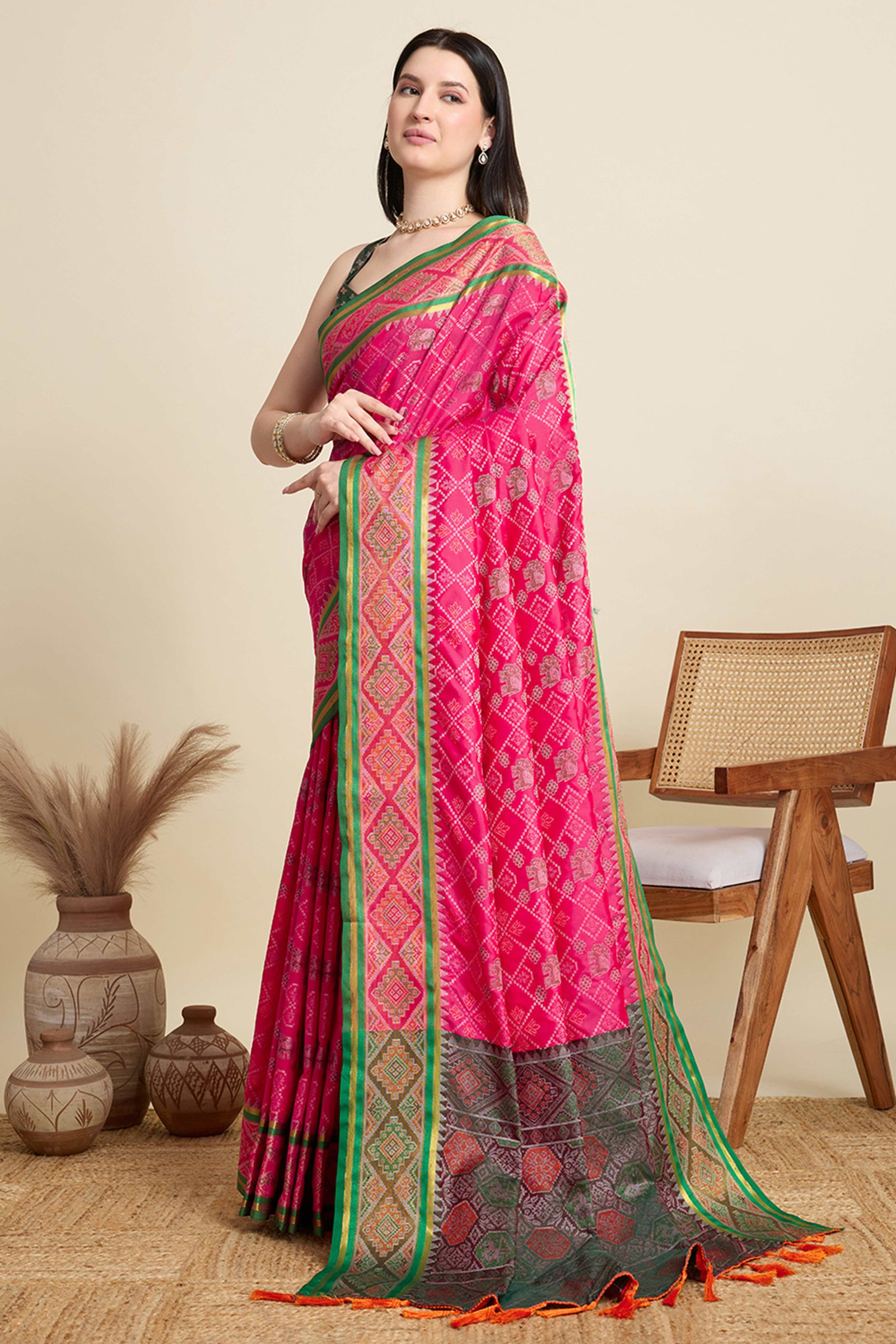 Pink Silk Blend Saree Featuring Patola Prints and a Detailed Weaving Border - Image 3