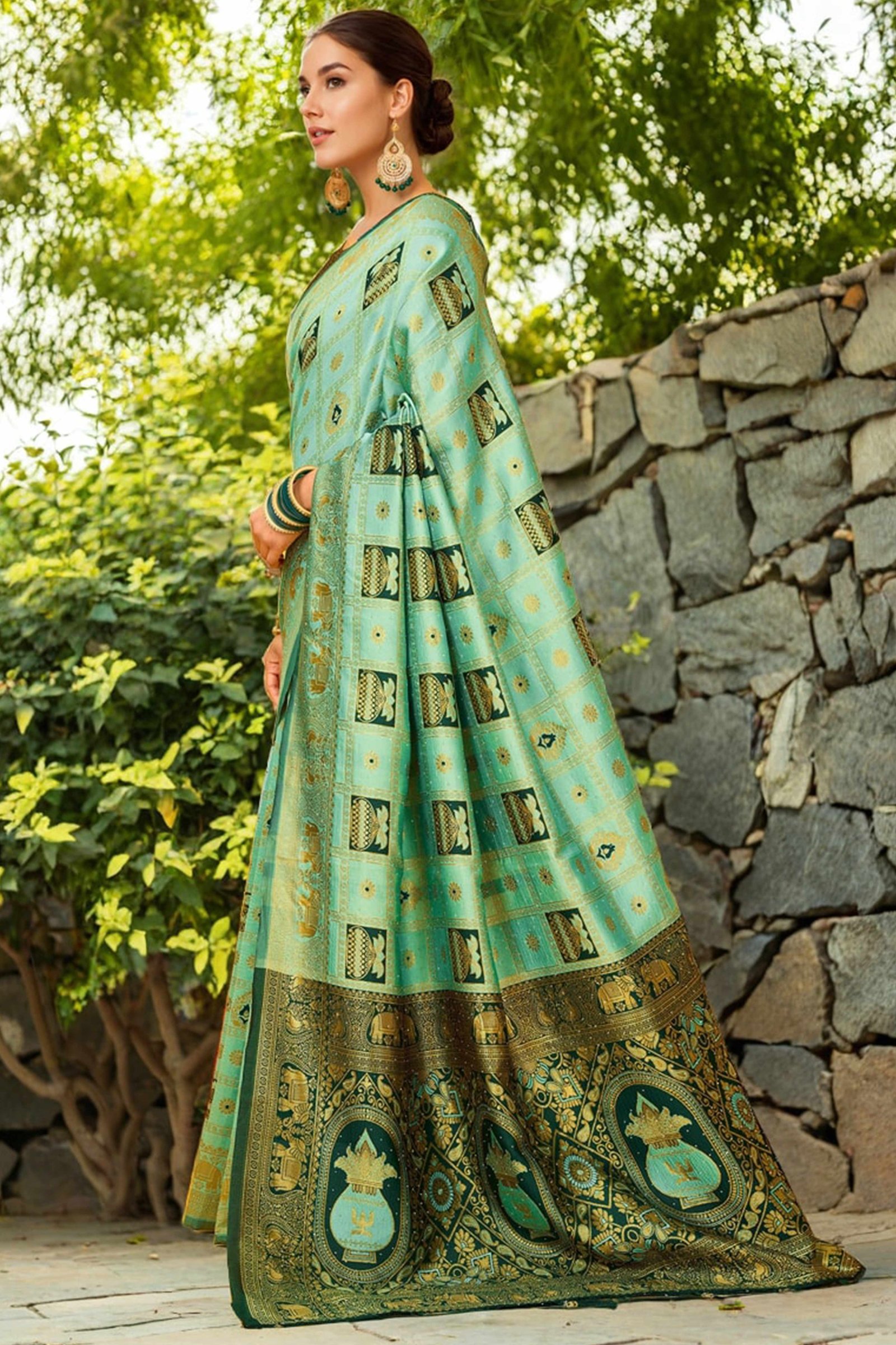 Light Green Floral Weaving Paithani Saree In Soft Silk Accented With A Stylish Tassel Border Pallu - Image 4