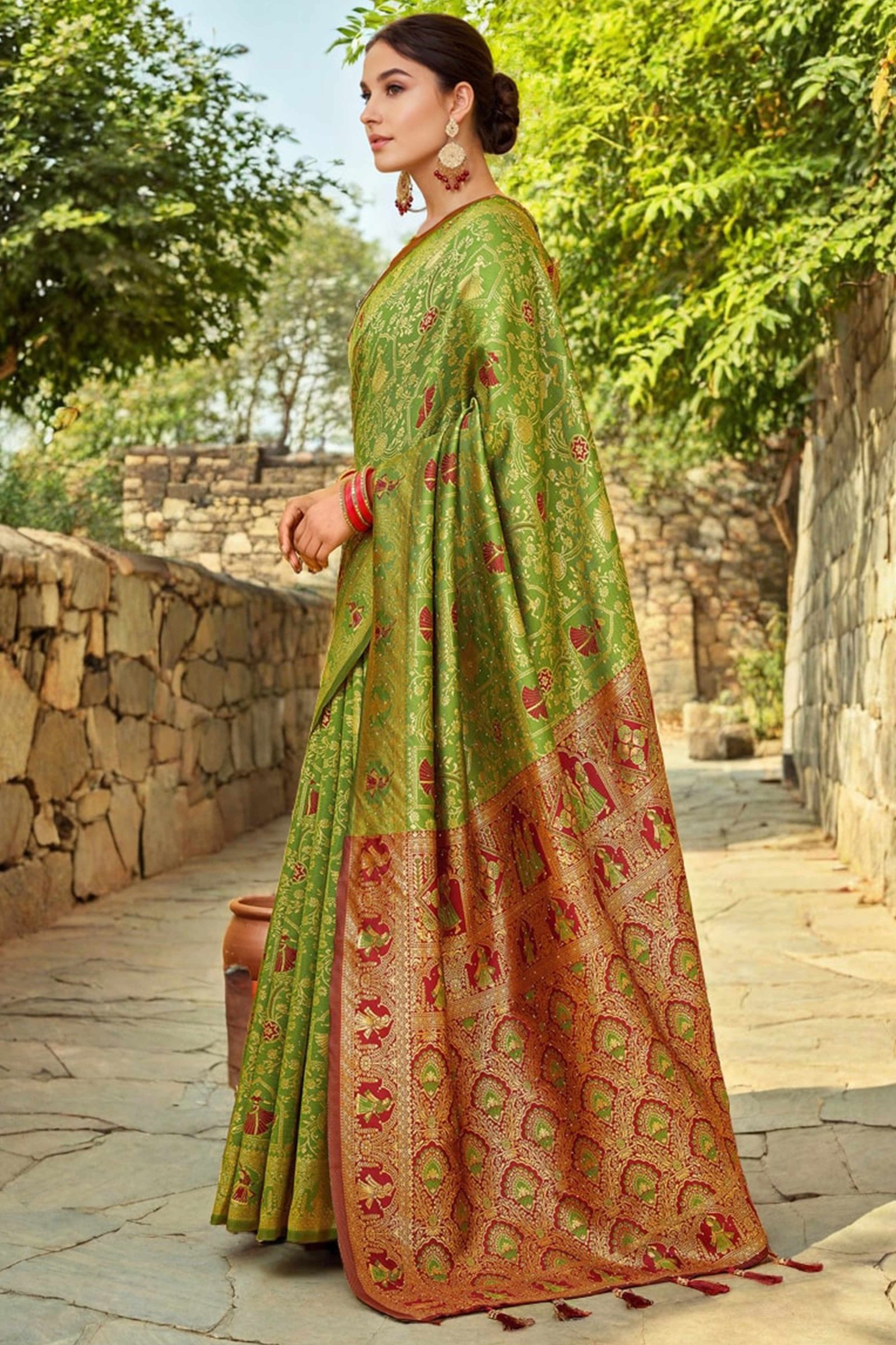 Green Paithani Saree In Silk Blend Highlighted With Floral Weaving & Tasselled Edge - Image 4