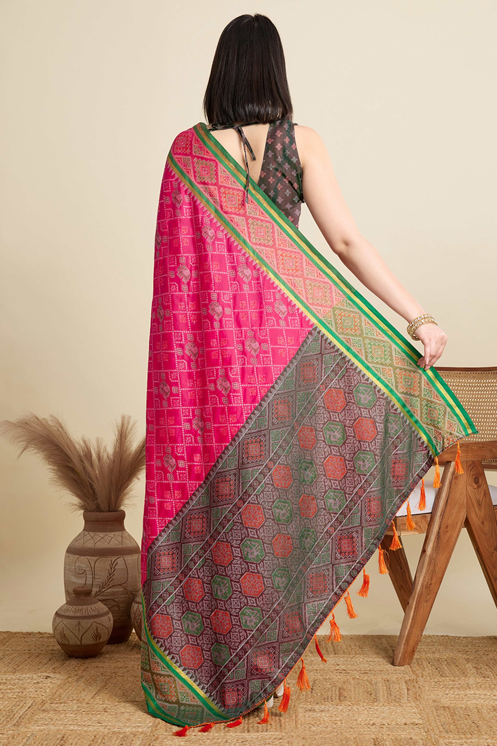 Pink Silk Blend Saree Featuring Patola Prints and a Detailed Weaving Border - Image 4