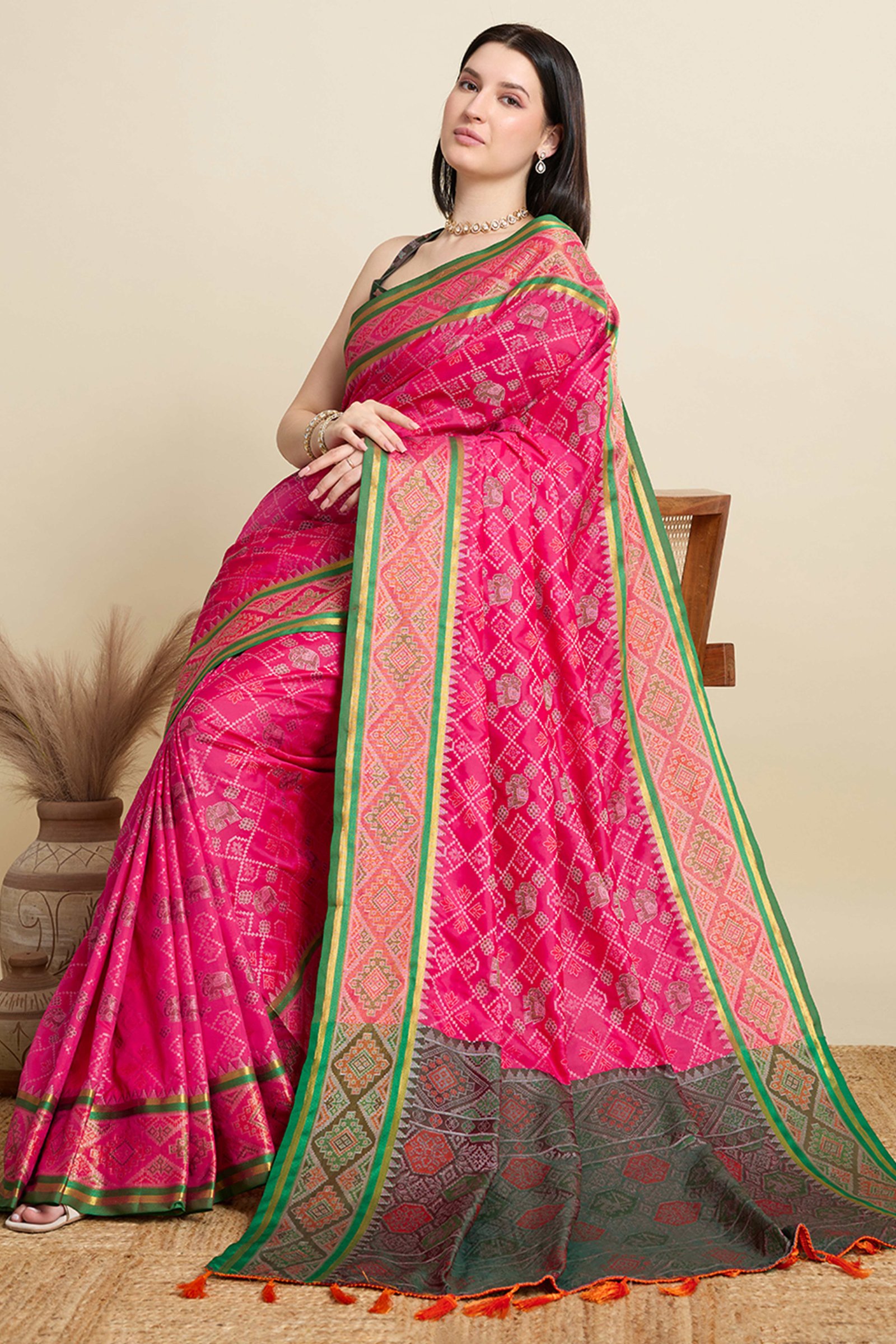 Pink Silk Blend Saree Featuring Patola Prints and a Detailed Weaving Border - Image 5